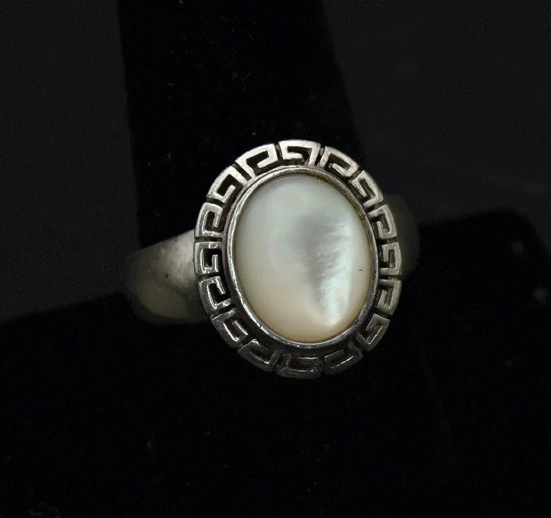 Ladies Animal Rings -Vintage Sterling Silver Mother of Pearl Ring - Size 9