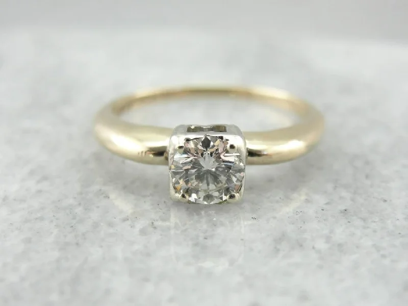 Ladies Engagement Rings Minimal Glow-Lady America, A Vintage Solitaire Engagement Ring with Bright Diamond